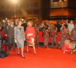 Su Majestad la Reina fue recibida, a su llegada al cine Callao, por un grupo de danza africana, que realizó diversos bailes regionales